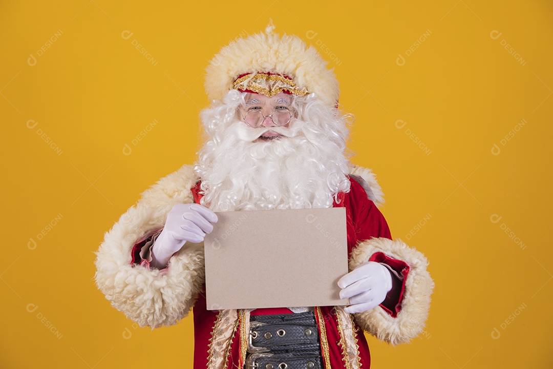 Papai Noel feliz e sorridente Feliz Natal fundo isolado amarelo