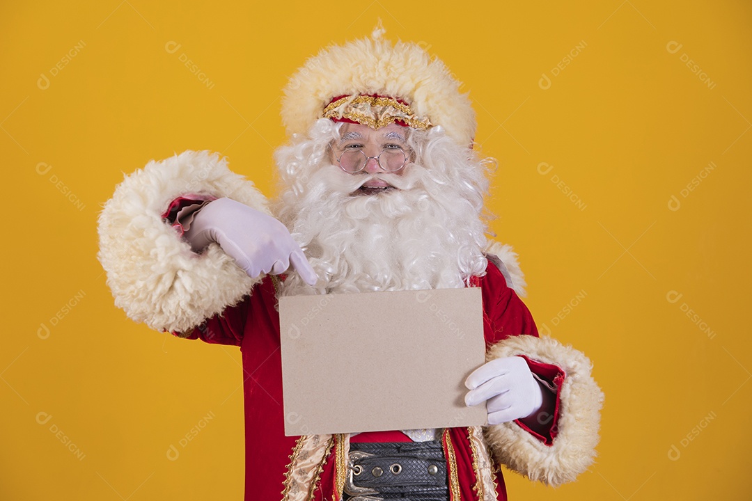 Papai Noel feliz e sorridente Feliz Natal fundo isolado amarelo