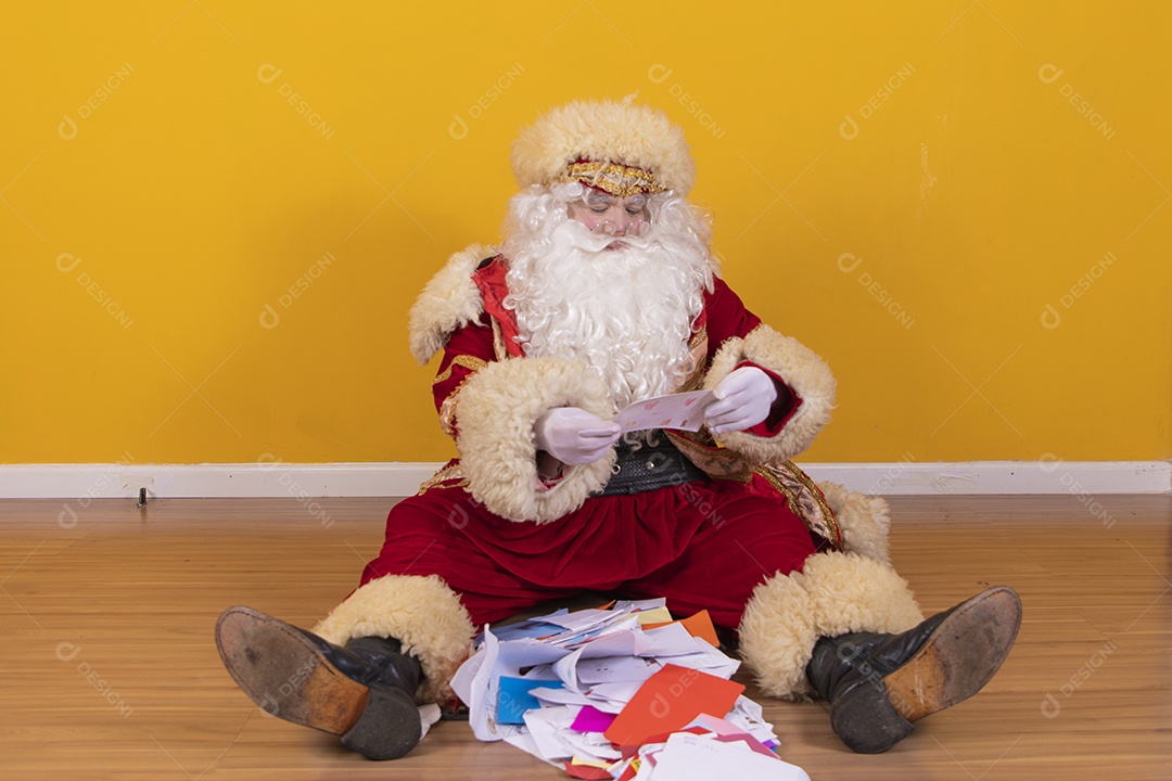 Papai Noel segurando contas boletos fundo amarelo