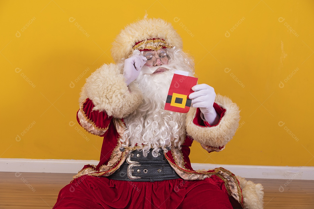 Papai Noel feliz segurando contas boletos fundo amarelo