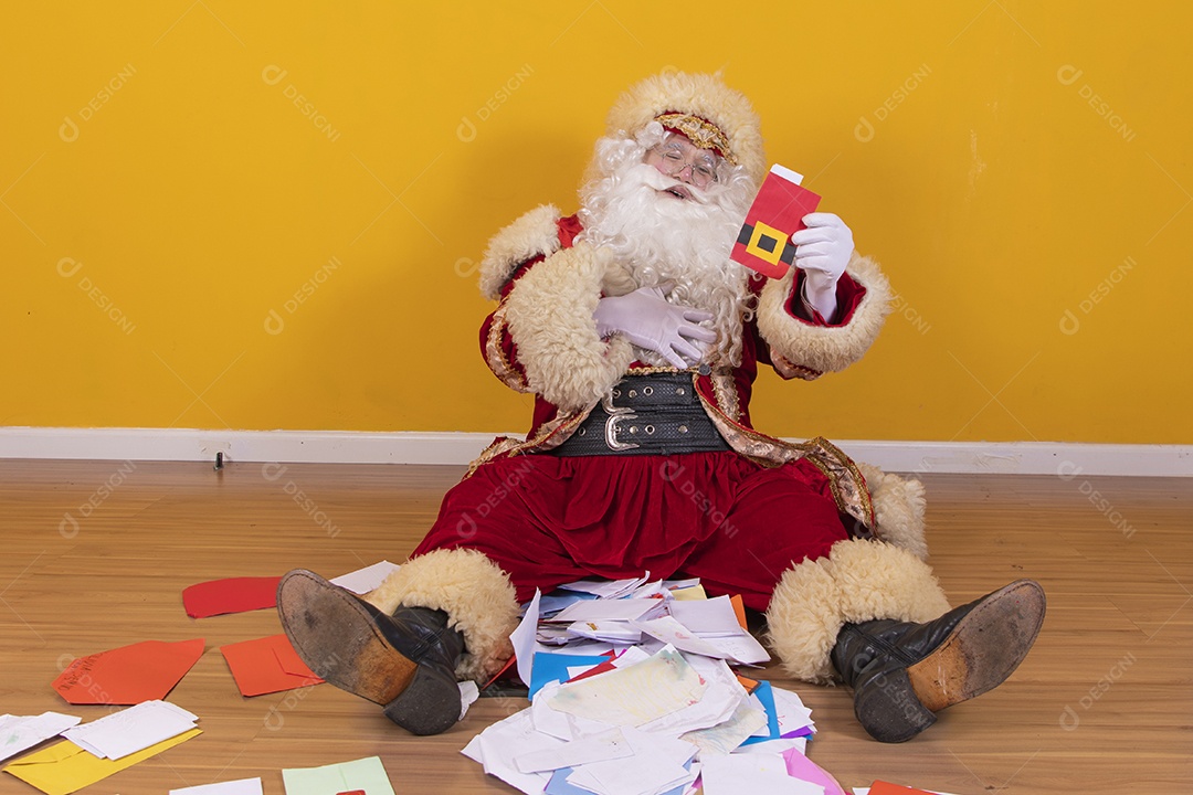 Papai Noel feliz segurando contas boletos fundo amarelo