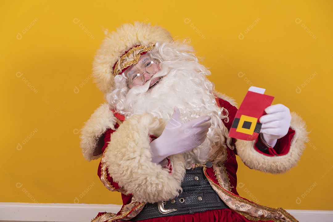 Papai Noel segurando contas boletos fundo amarelo
