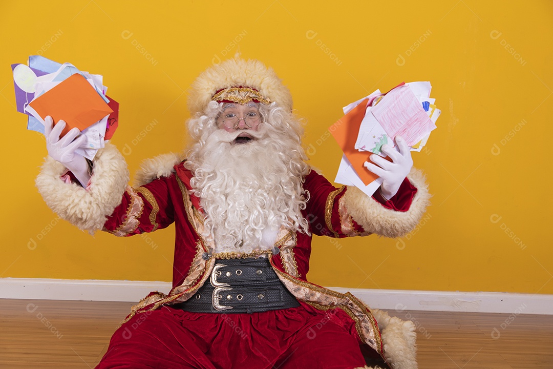Papai Noel segurando contas boletos fundo amarelo