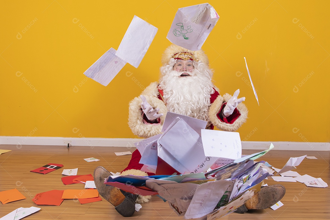 Papai Noel segurando contas boletos fundo amarelo