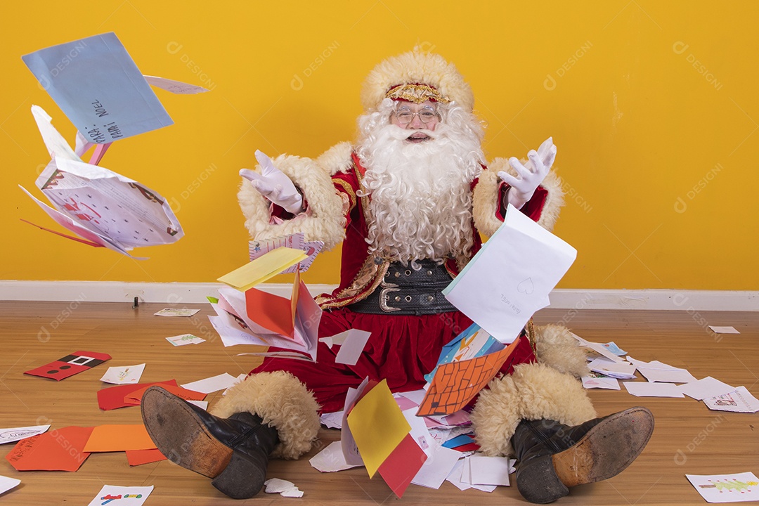 Papai Noel segurando contas boletos fundo amarelo