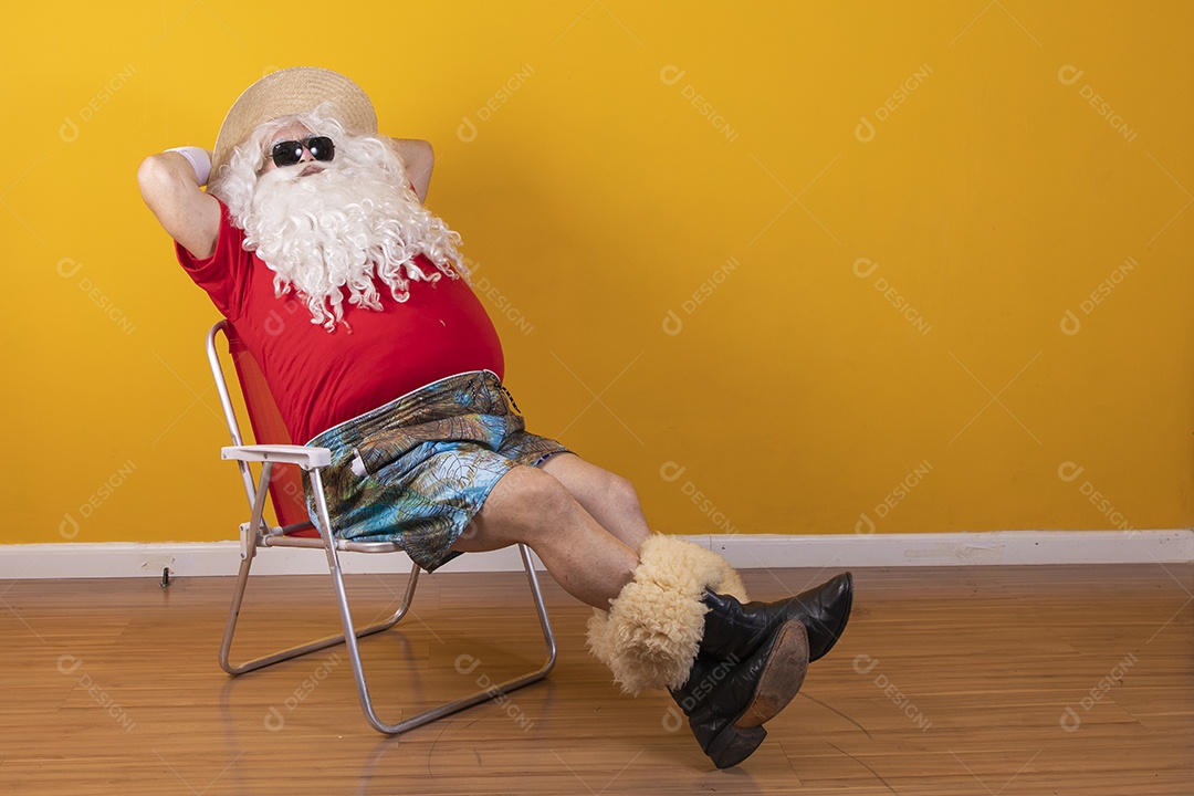 Papai Noel tirando ferias verão praia