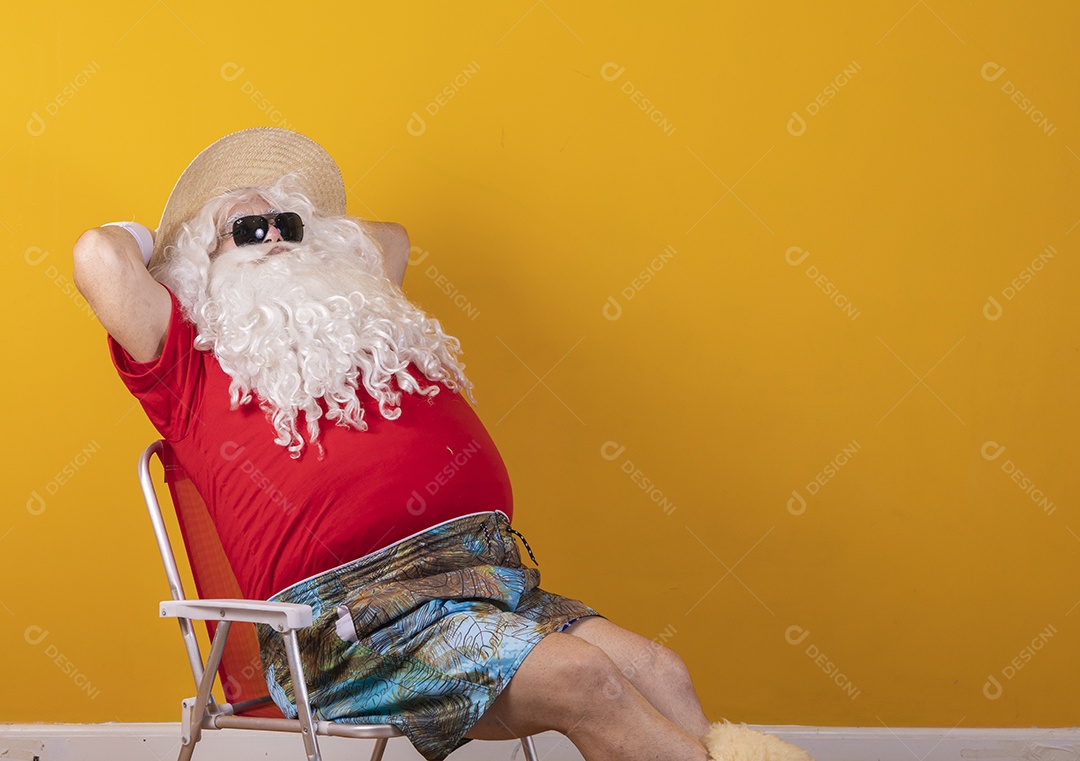 Papai Noel tirando ferias verão praia
