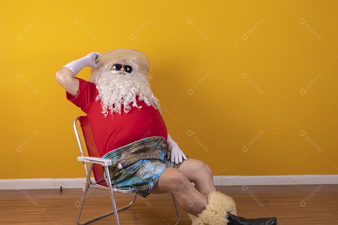 Papai Noel tirando ferias verão praia