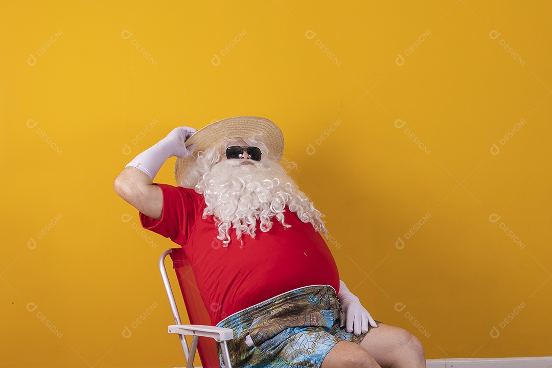 Papai Noel tirando ferias verão praia