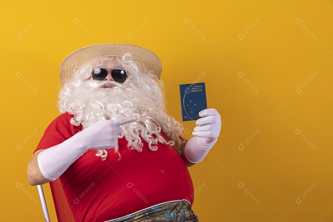 Papai Noel segurando passaporte tirando ferias verão praia