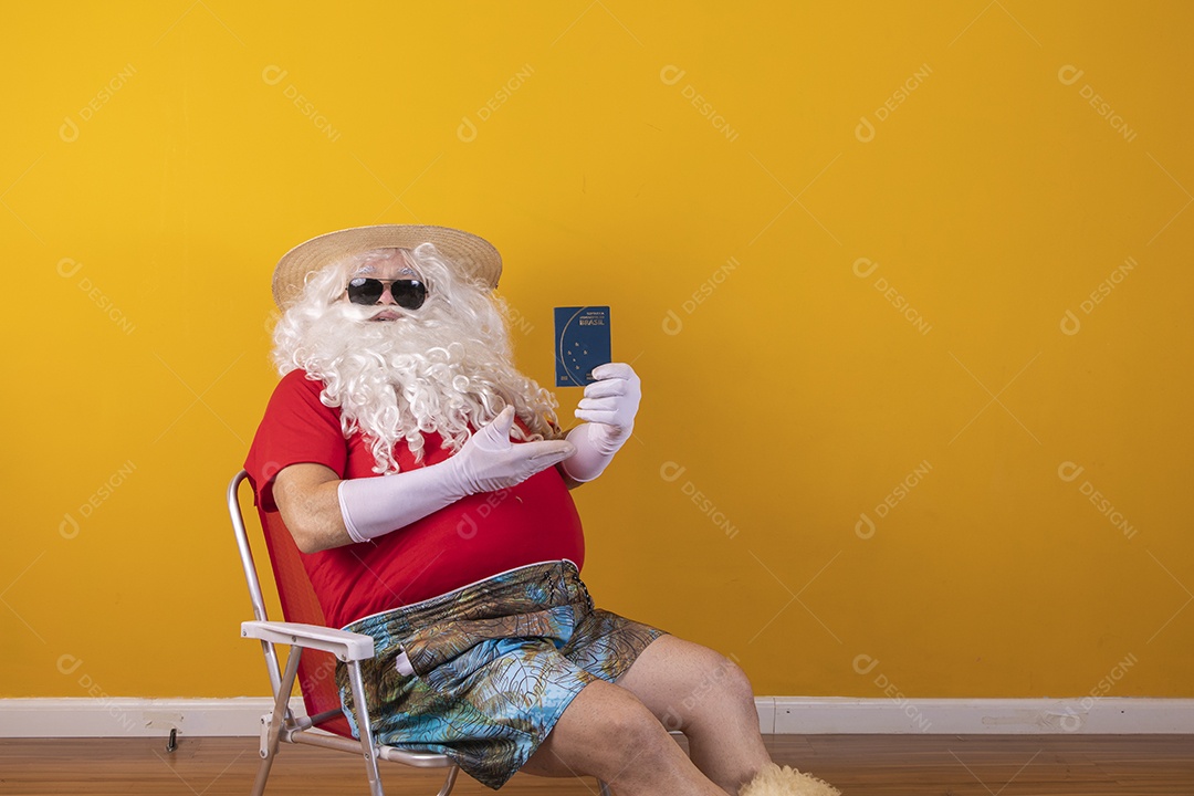 Papai Noel segurando carteira de trabalho tirando ferias verão praia