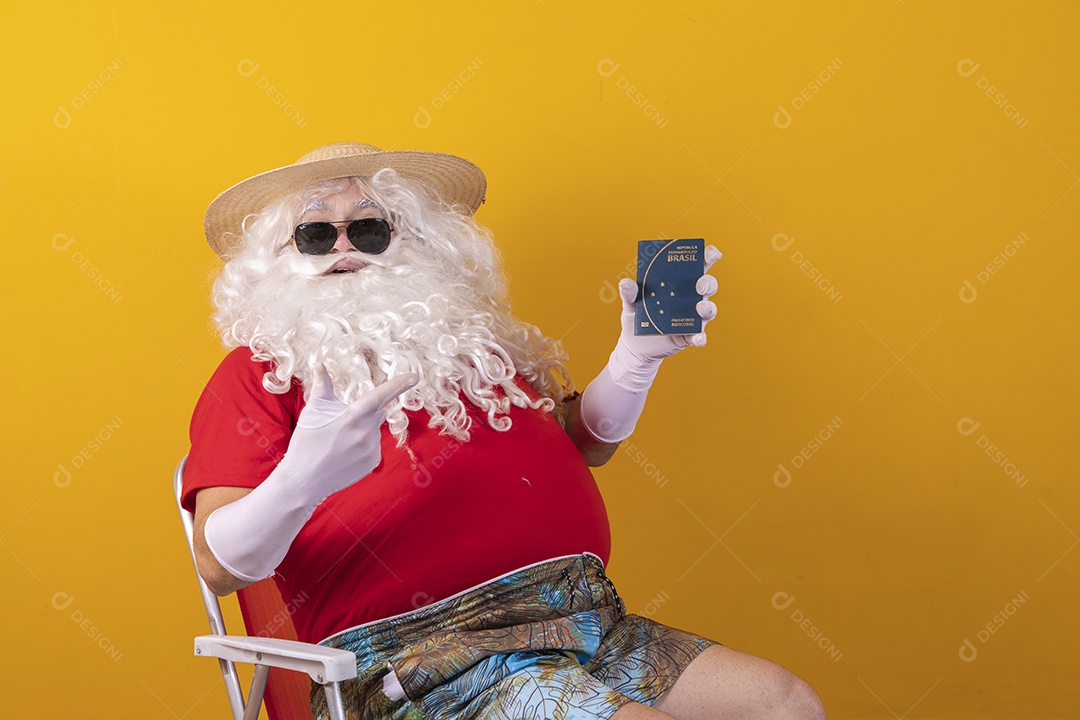 Papai Noel segurando carteira de trabalho tirando ferias verão praia