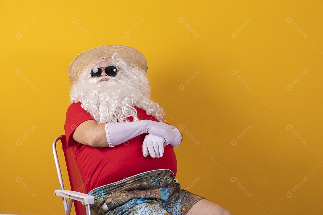 Papai Noel tirando ferias verão praia