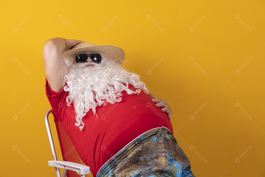 Papai Noel tirando ferias verão praia