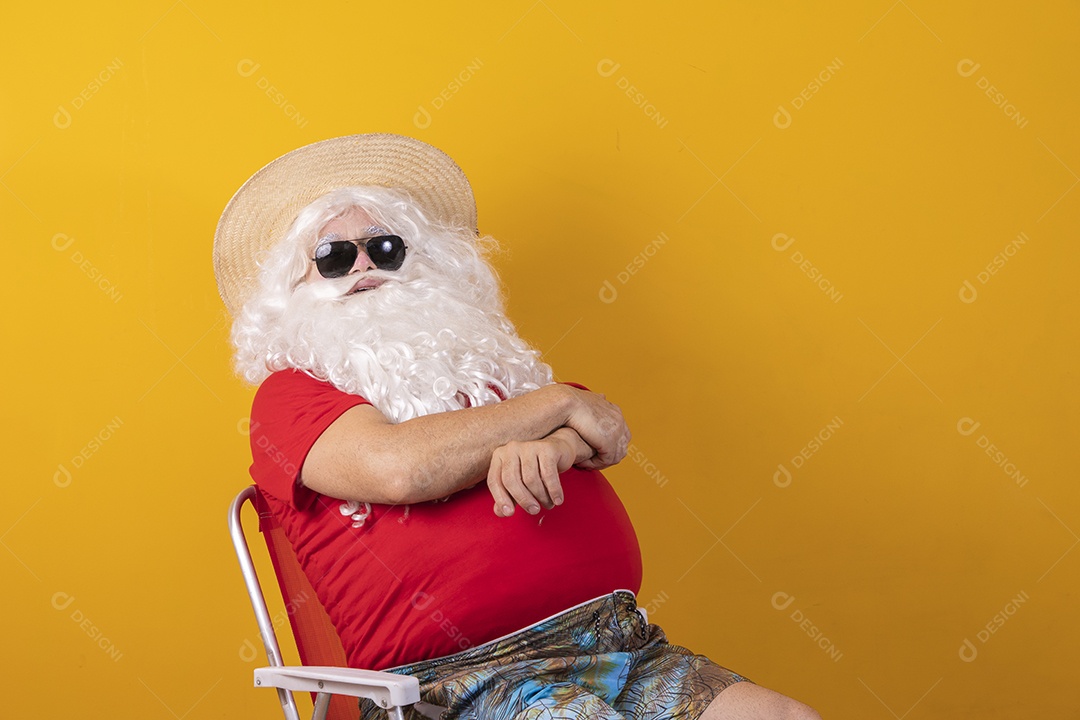 Papai Noel tirando ferias verão praia