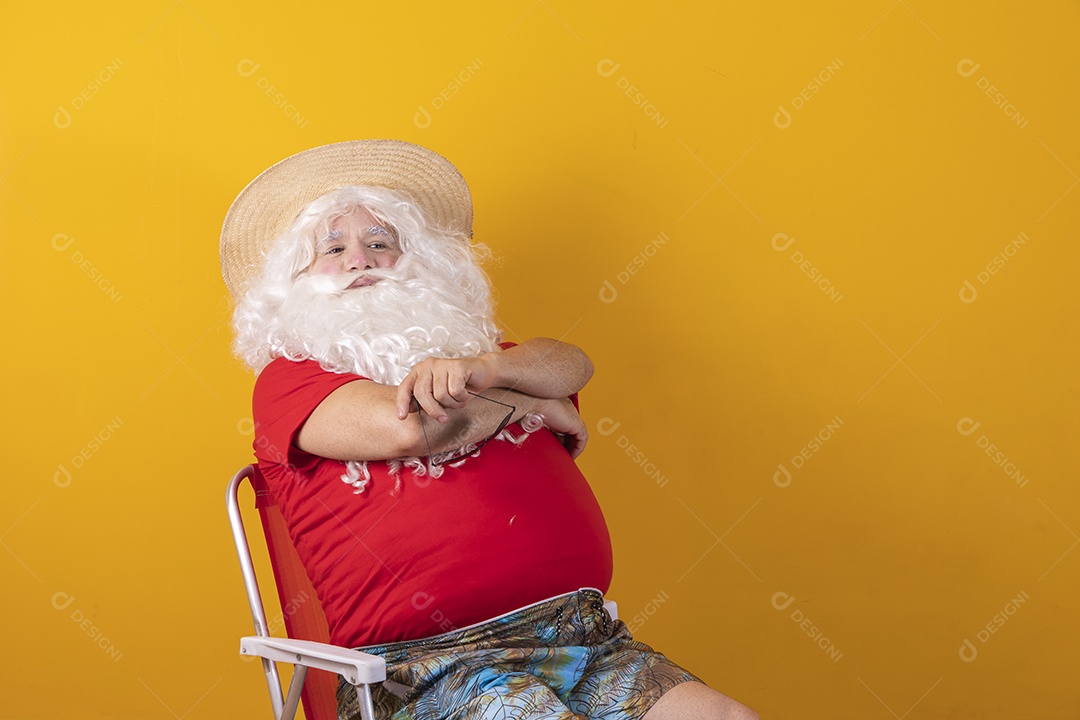 Papai Noel tirando ferias verão praia