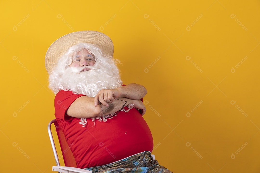 Papai Noel tirando ferias verão praia