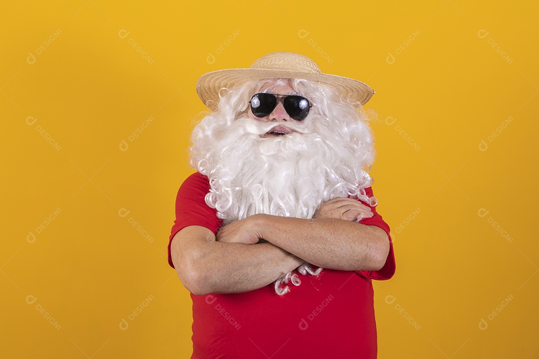 Papai Noel usando óculos escuro sobre fundo isolado amarelo