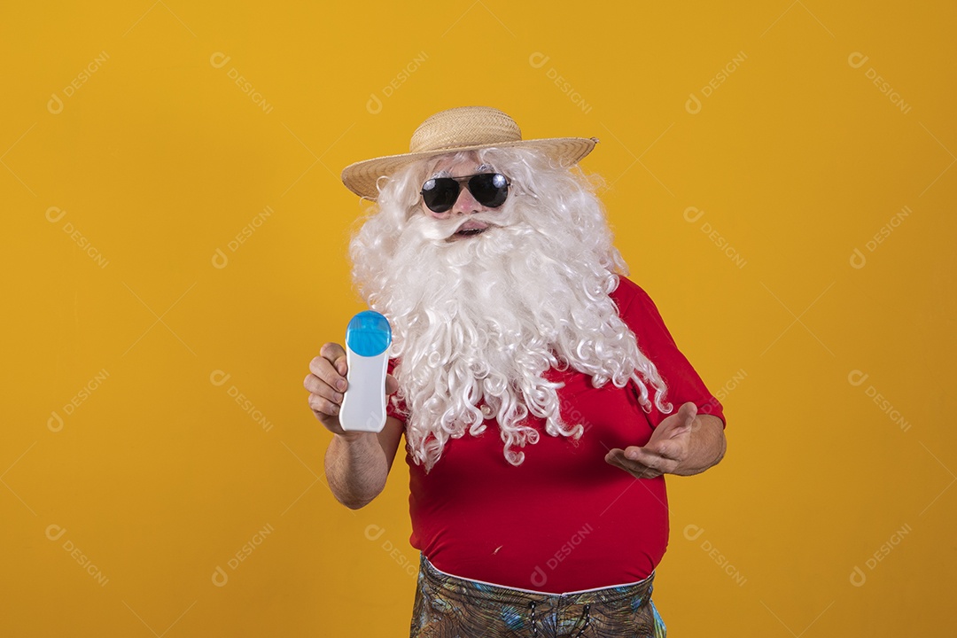 Papai Noel usando óculos escuro sobre fundo isolado amarelo