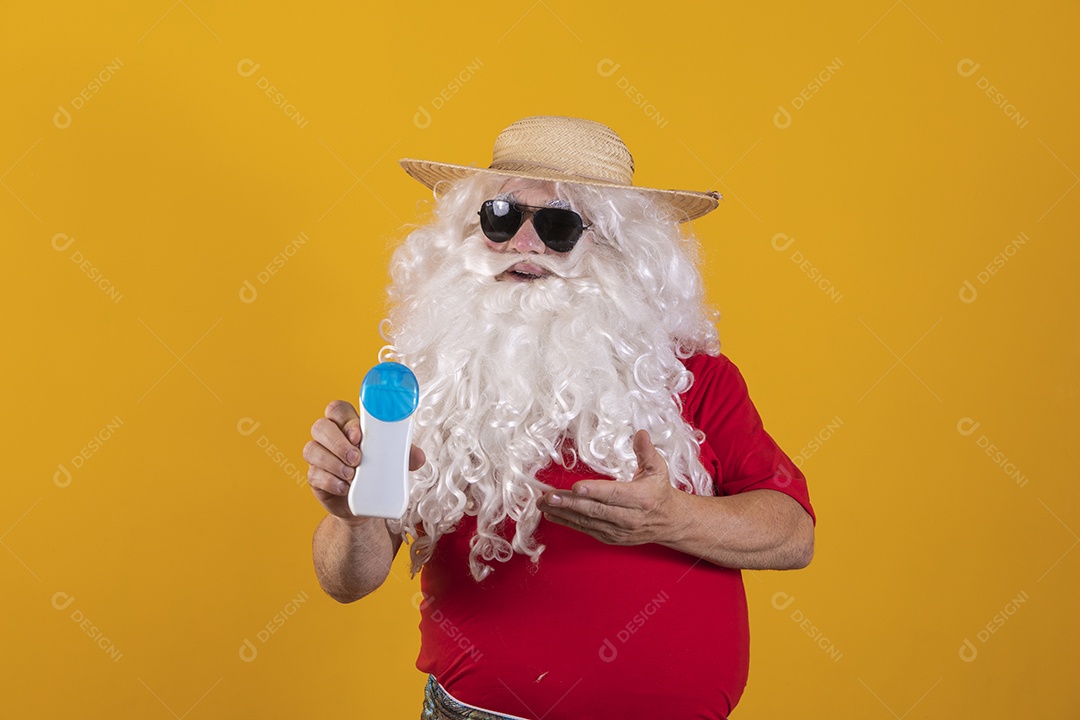 Papai Noel usando óculos escuro sobre fundo isolado amarelo