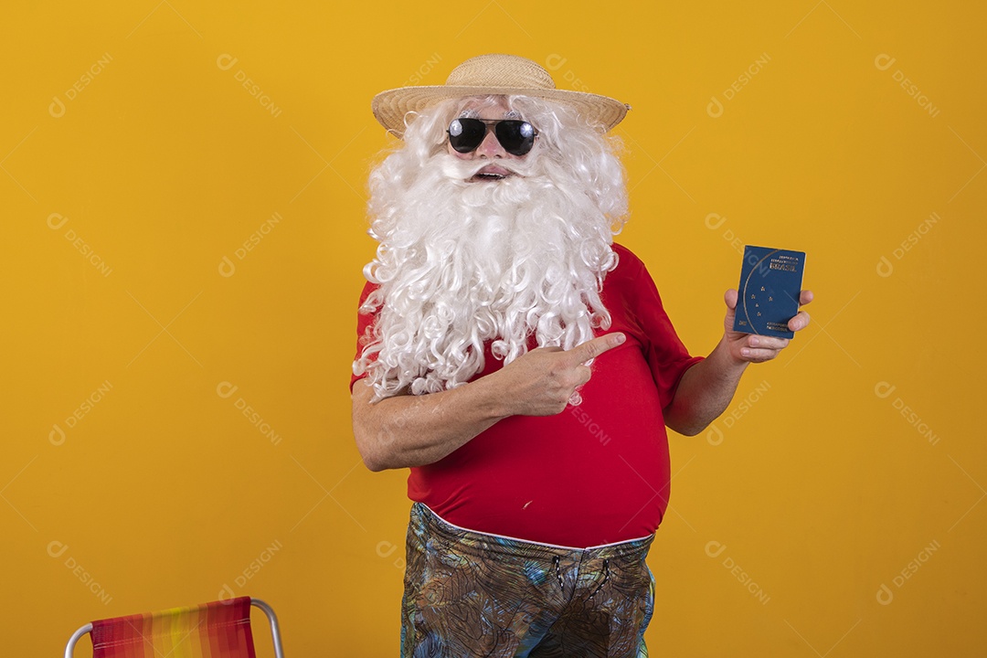 Papai Noel tirando ferias verão praia