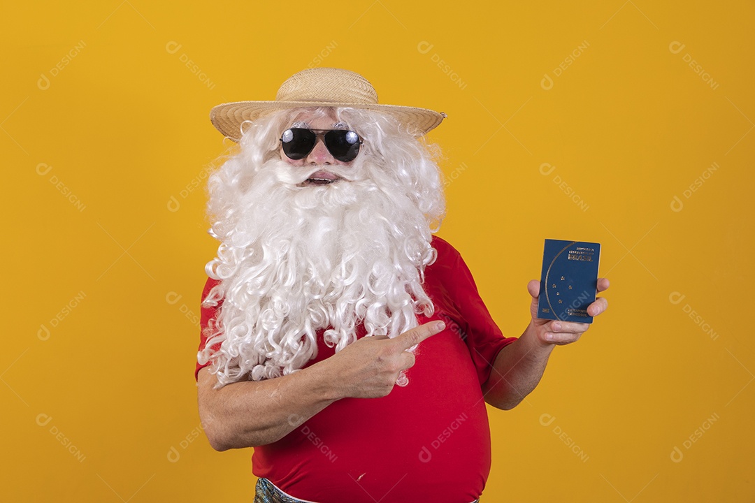 Papai Noel tirando ferias verão praia