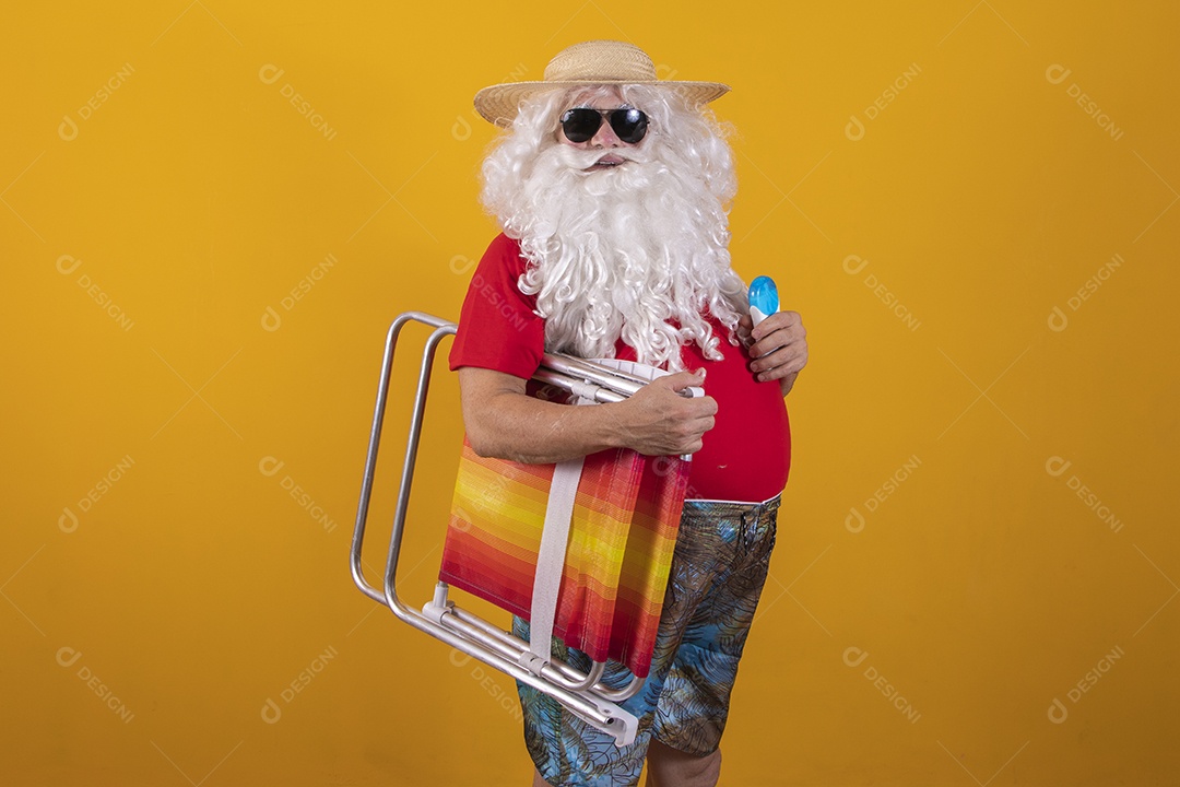 Papai Noel tirando ferias verão praia