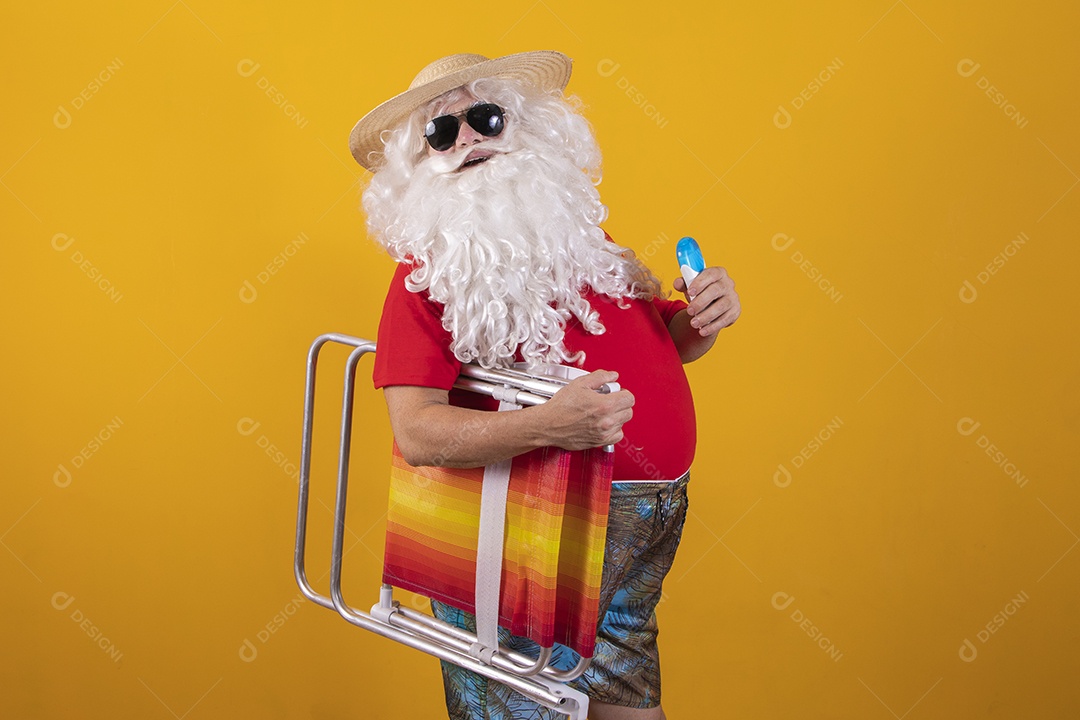 Papai Noel tirando ferias verão praia