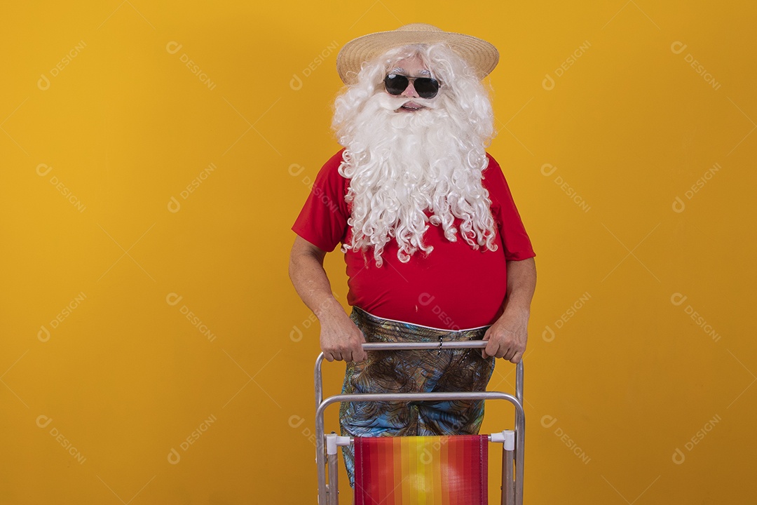 Papai Noel tirando ferias verão praia