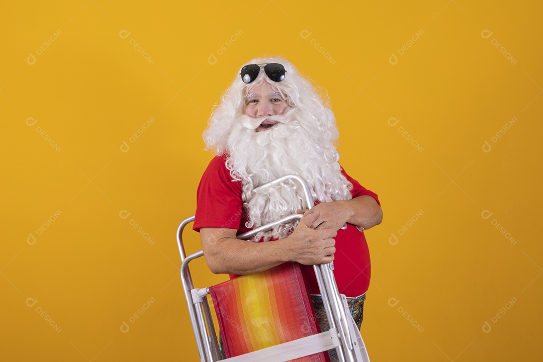 Papai Noel tirando ferias verão praia