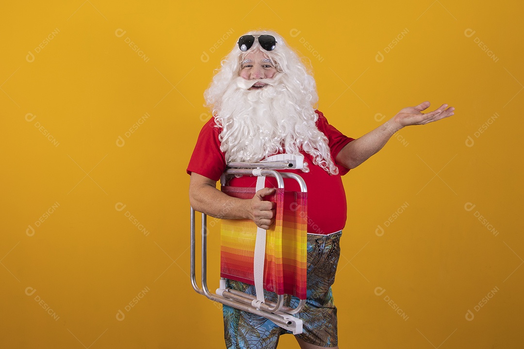 Papai Noel tirando ferias verão praia