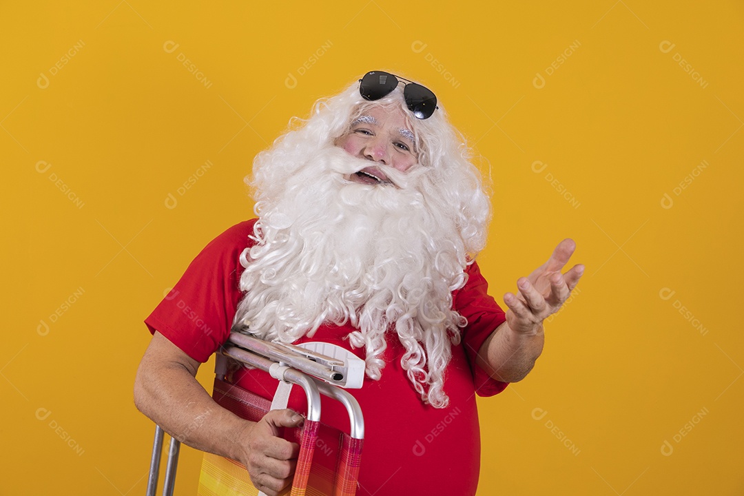 Papai Noel tirando ferias verão praia