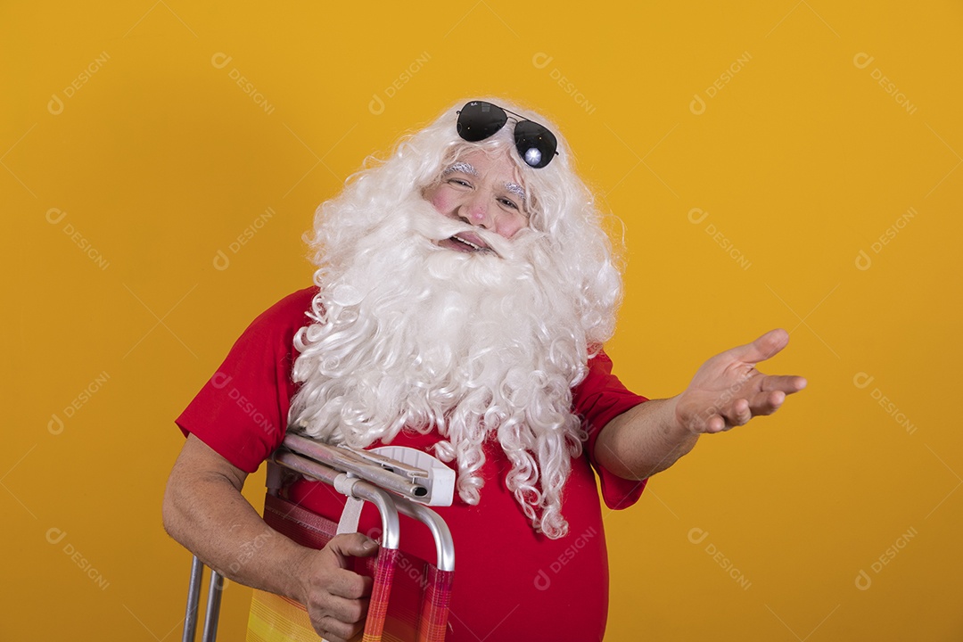 Papai Noel tirando ferias verão praia