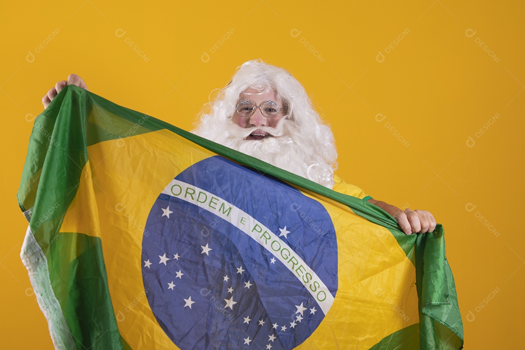Papai Noel segurando bandeira brasileira torcendo para o brasil