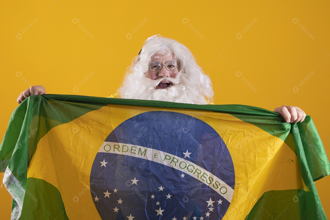 Papai Noel segurando bandeira brasileira torcendo para o brasil