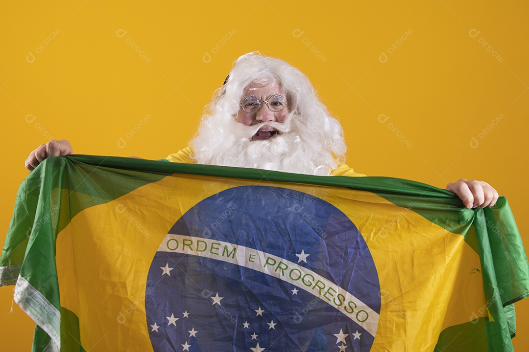 Papai Noel segurando bandeira brasileira torcendo para o brasil