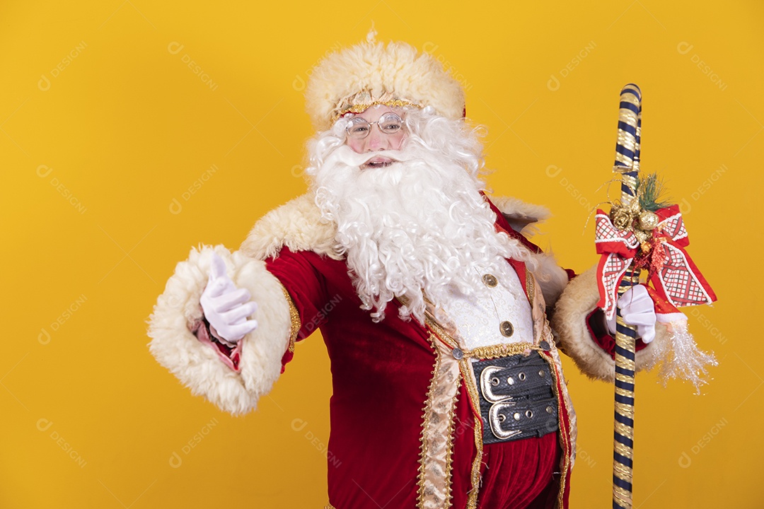 Papai Noel feliz e sorridente Feliz Natal fundo isolado amarelo