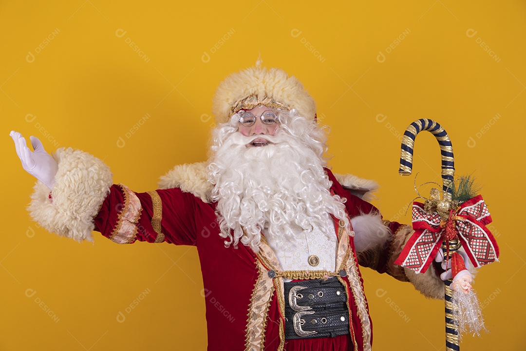 Papai Noel feliz e sorridente Feliz Natal fundo isolado amarelo