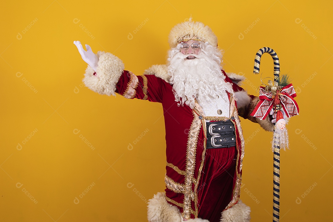 Papai Noel feliz e sorridente Feliz Natal fundo isolado amarelo