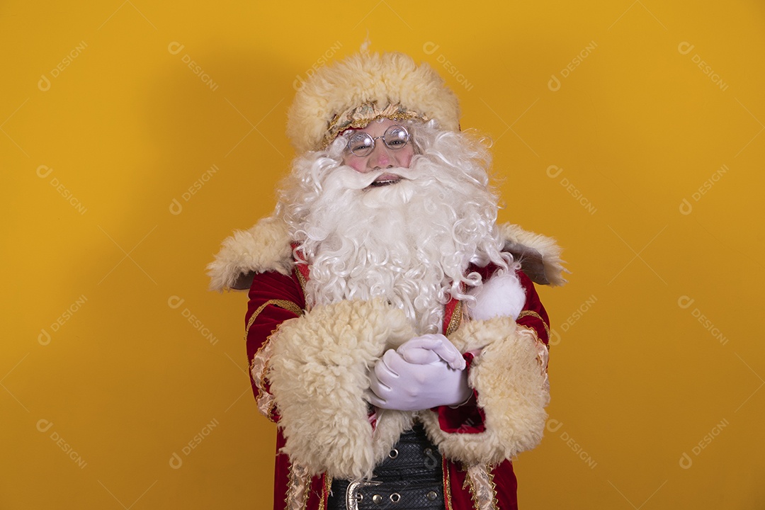 Papai Noel feliz e sorridente Feliz Natal fundo isolado amarelo