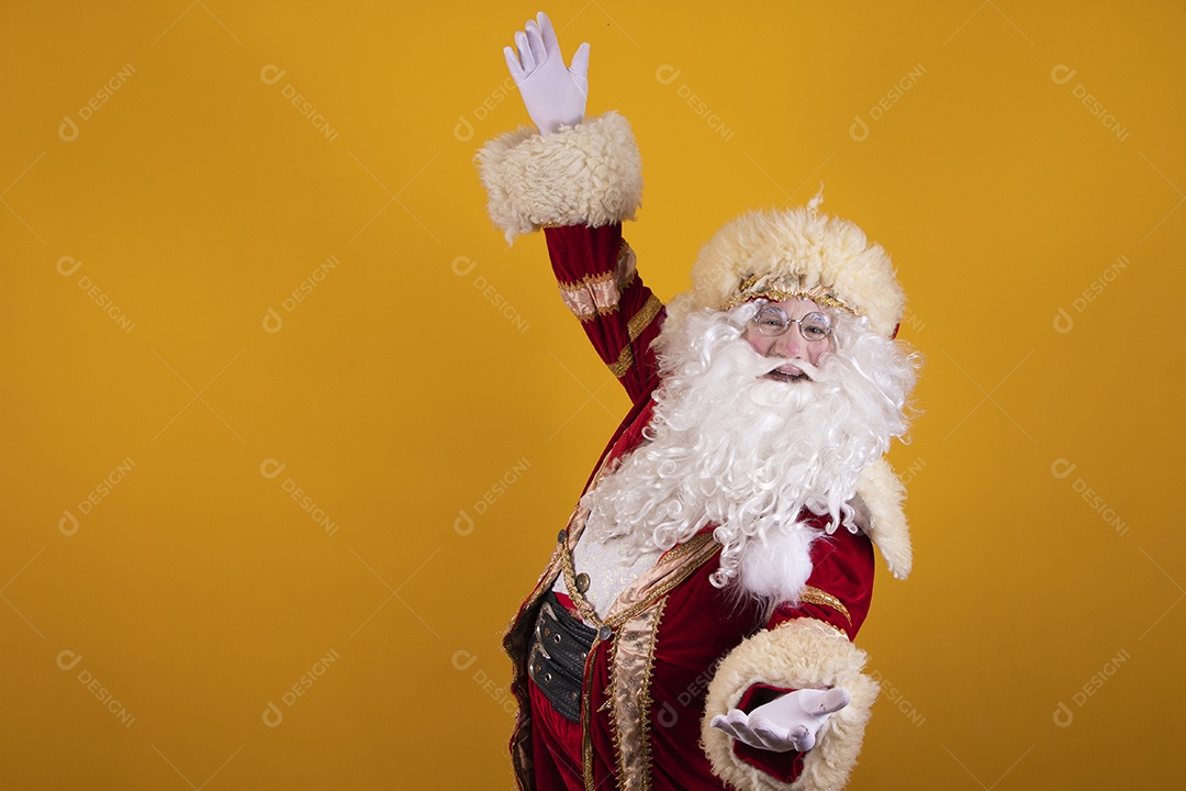 Papai Noel feliz e sorridente Feliz Natal fundo isolado amarelo