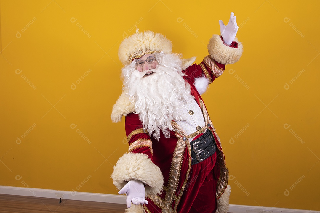 Papai Noel feliz e sorridente Feliz Natal fundo isolado amarelo
