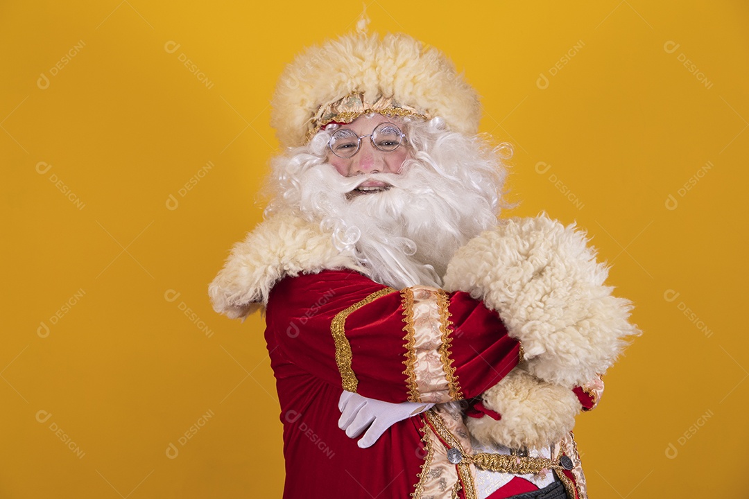 Papai Noel feliz e sorridente Feliz Natal fundo isolado amarelo