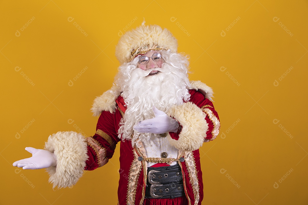 Papai Noel feliz e sorridente Feliz Natal fundo isolado amarelo