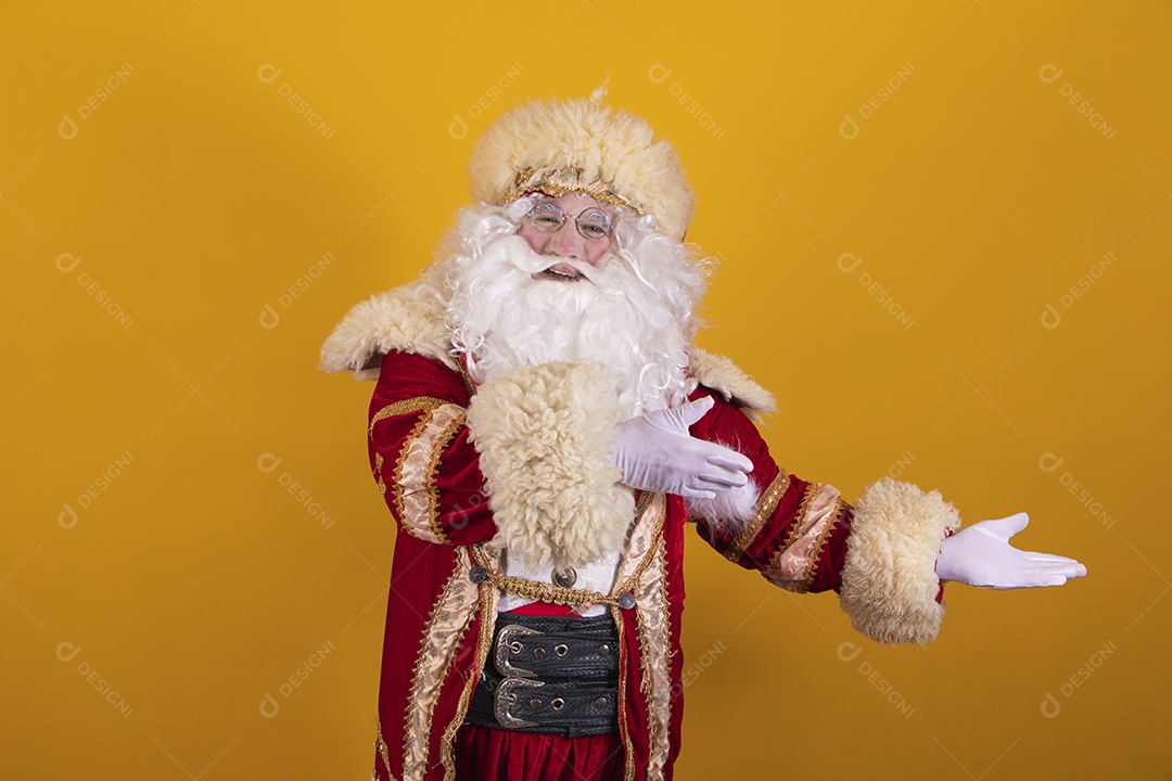 Papai Noel feliz e sorridente Feliz Natal fundo isolado amarelo