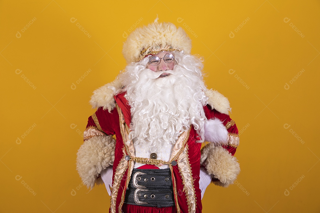 Papai Noel feliz e sorridente Feliz Natal fundo isolado amarelo