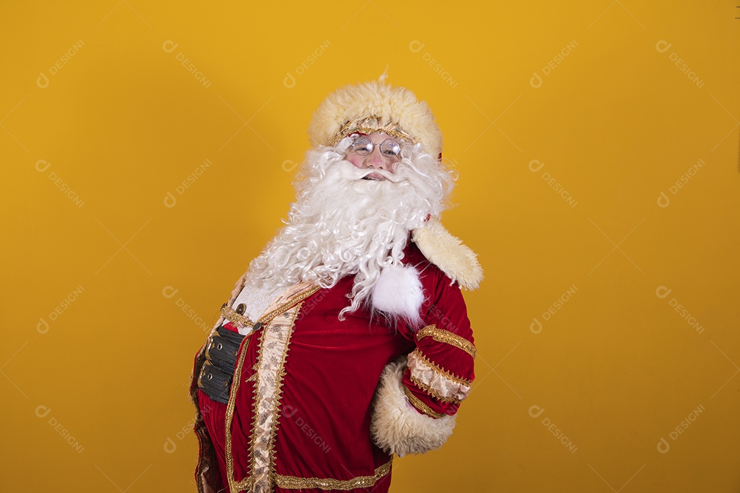 Papai Noel feliz e sorridente Feliz Natal fundo isolado amarelo