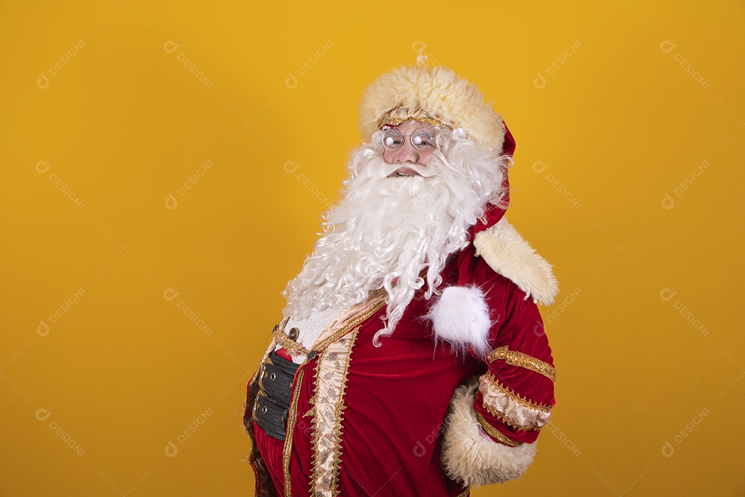 Papai Noel feliz e sorridente Feliz Natal fundo isolado amarelo