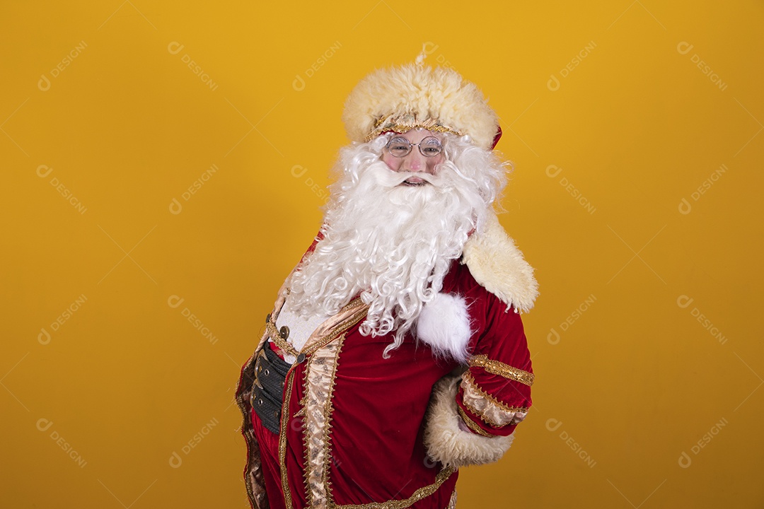 Papai Noel feliz e sorridente Feliz Natal fundo isolado amarelo