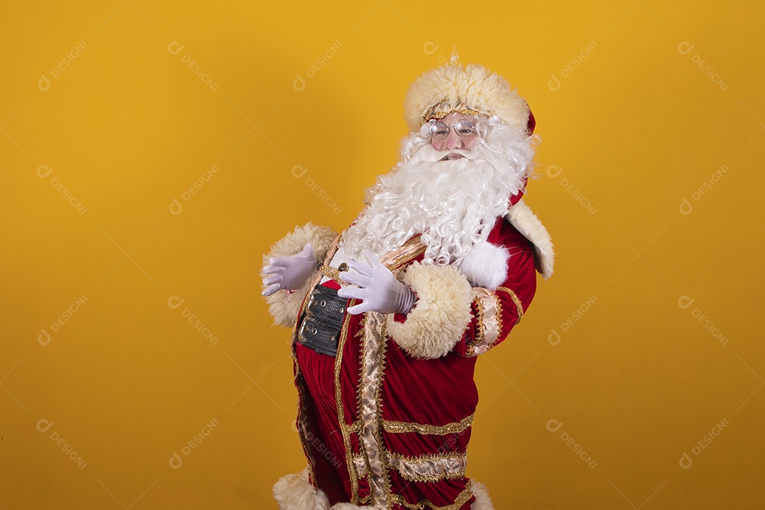 Papai Noel feliz e sorridente Feliz Natal fundo isolado amarelo